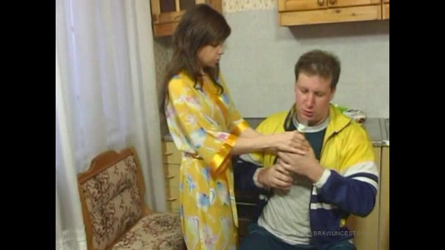 Похотливый русский папа напился водки и засадил дочке в пилотку 