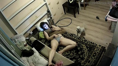 Дамочка слегка за 30 весело проводит время наедине с собой.